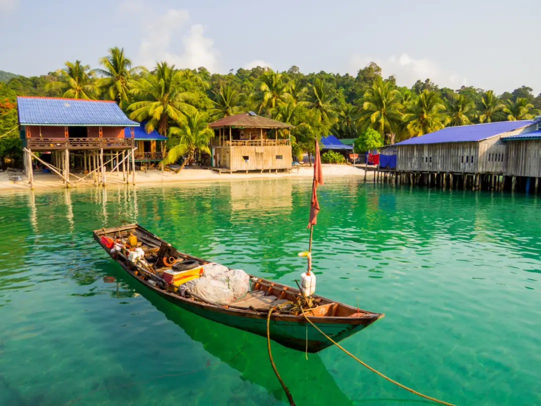 Une barque dans l'eau turquoise du Cambodge