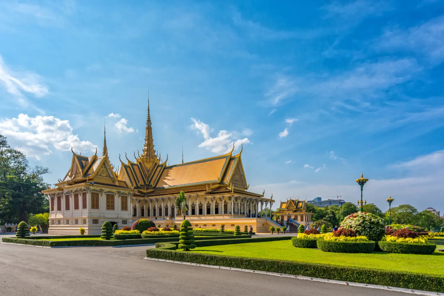 Vue sur un grand palais doré et ses jardins verdoyants au Cambodge