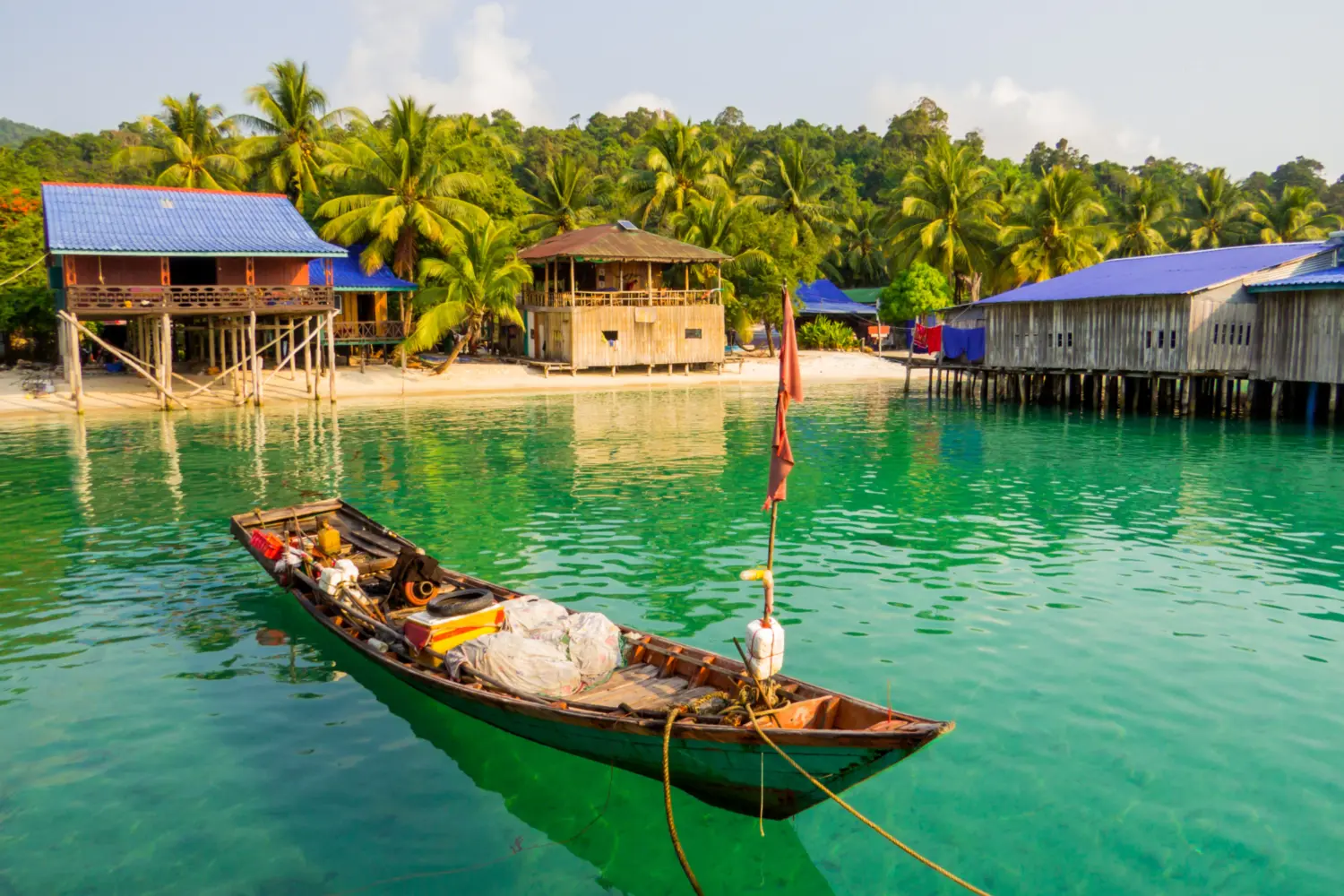 Une barque dans l'eau turquoise du Cambodge