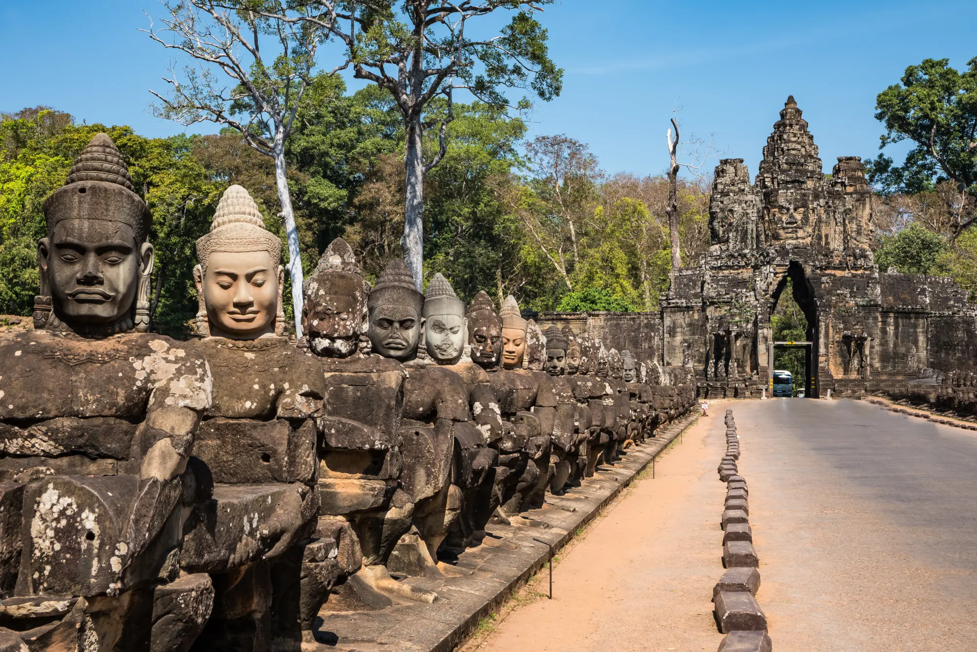 La porte sud de la ville d'Angkor Thom au Cambodge