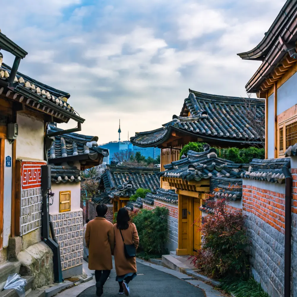 Un couple se promenant dans les rues de Séoul en Corée du Sud