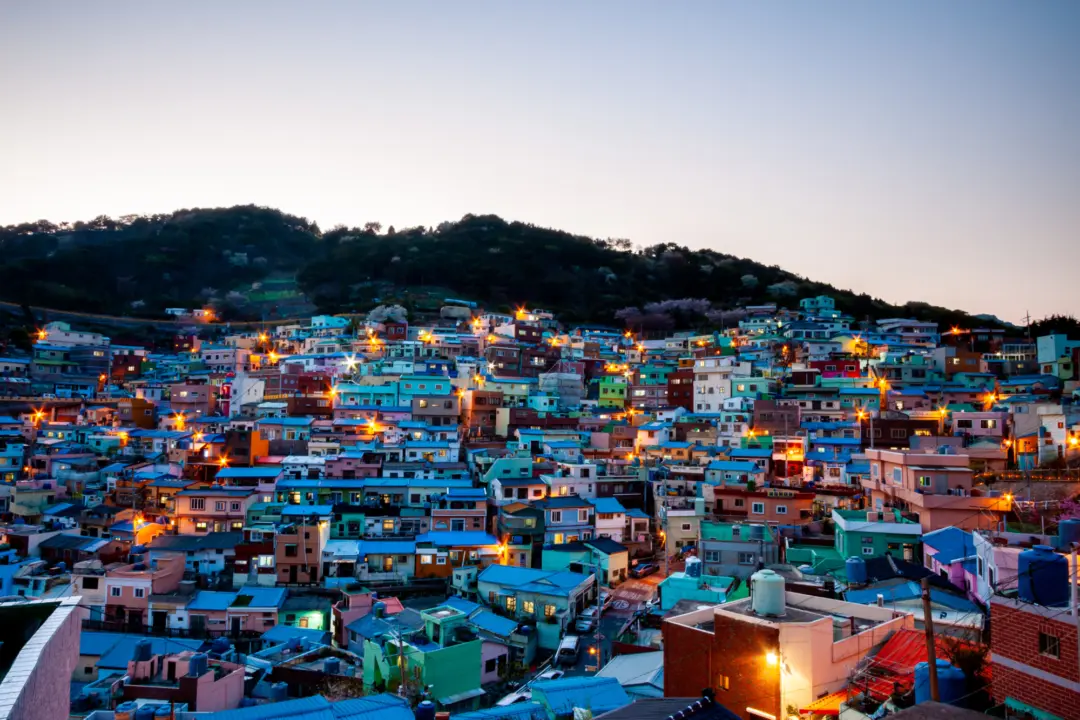 Un village culturel perché sur une montagne en soirée en Corée du Sud