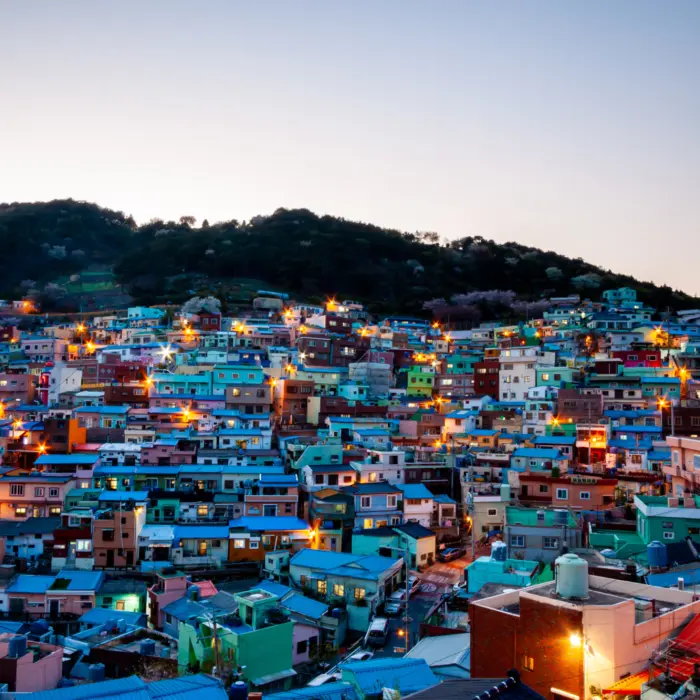Un village culturel perché sur une montagne en soirée en Corée du Sud