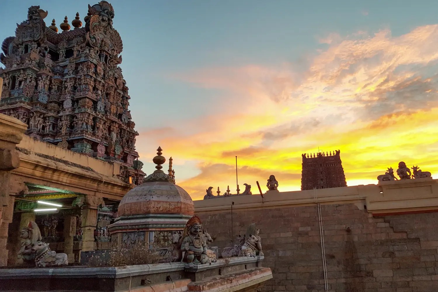 Le majestueux temple Meenakshi Amman au coucher de soleil, situé à Madurai, en Inde.