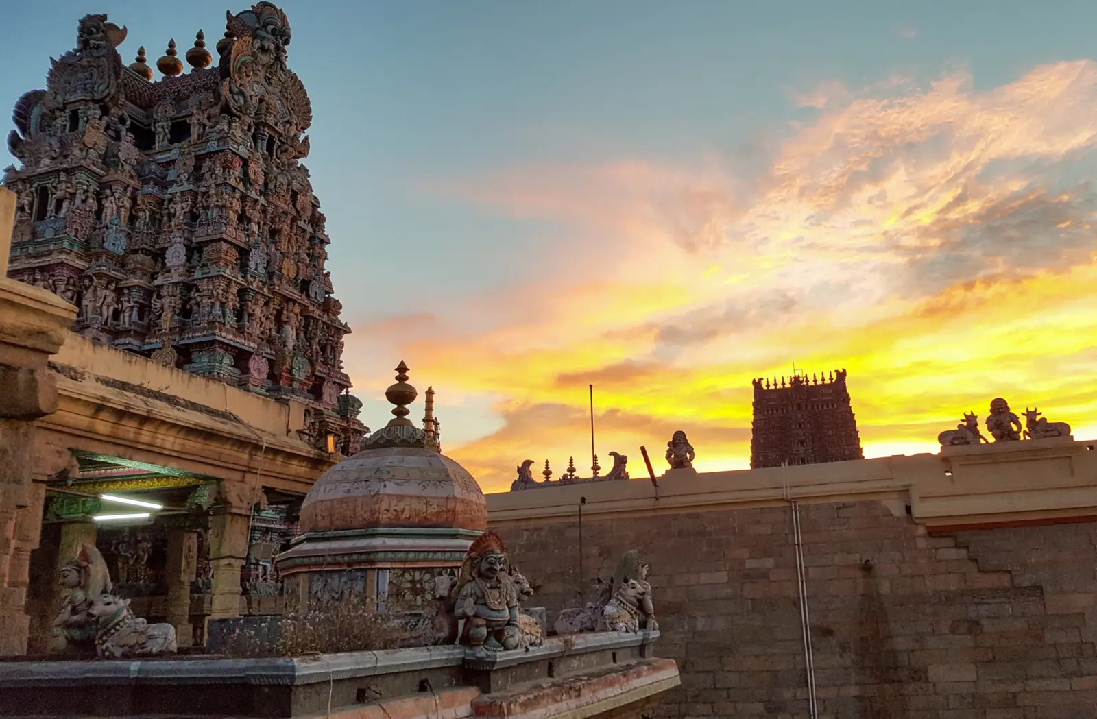 Le majestueux temple Meenakshi Amman au coucher de soleil, situé à Madurai, en Inde.