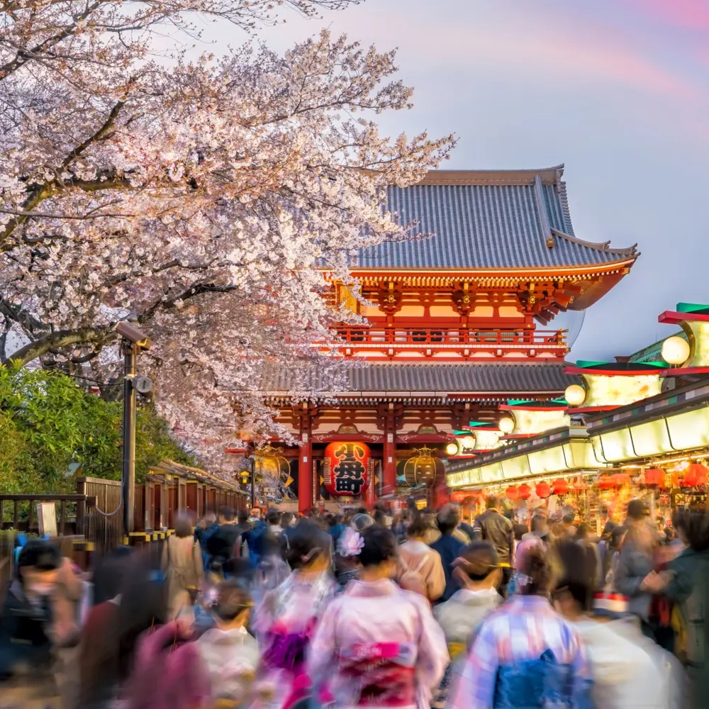 Vue sur un temple japonais avec des gens qui se promènent devant