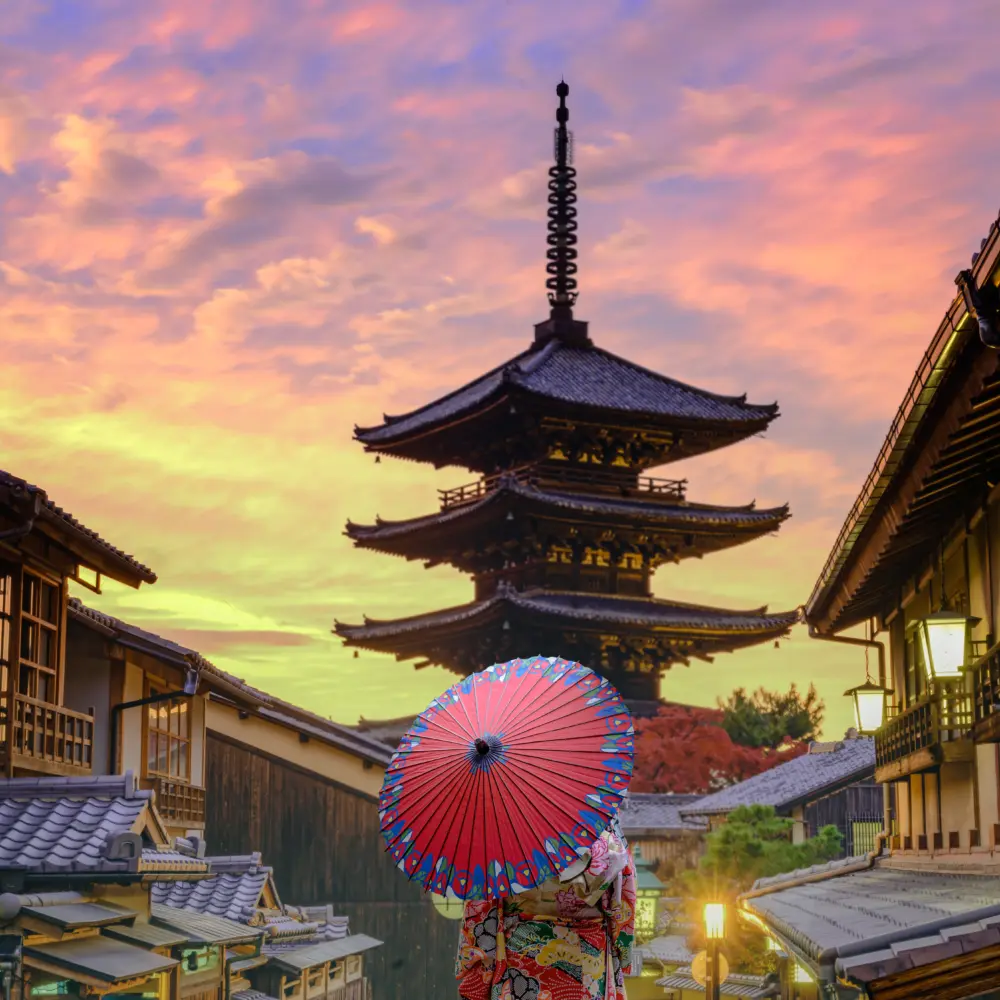 Une Japonaise observant le temple Hokan-ji à Kyoto au Japon