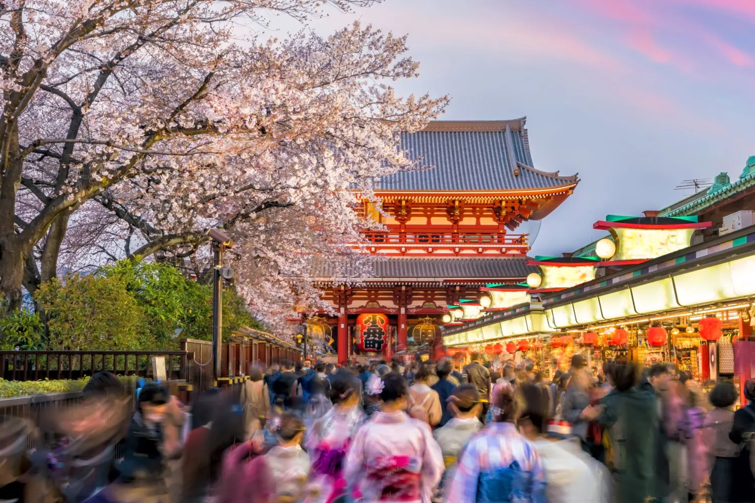 Vue sur un temple japonais avec des gens qui se promènent devant