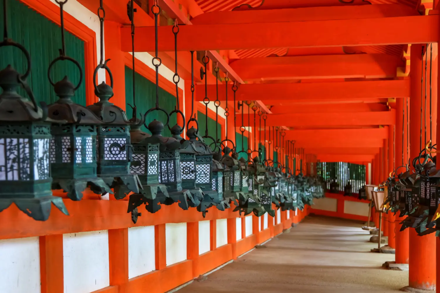 Un sanctuaire aux murs oranges de Kasuga Taisha, situé à Nara, au Japon