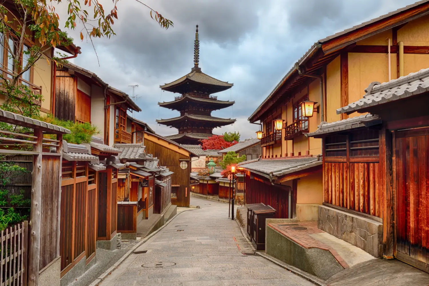 Une rue étroite avec vue sur un temple à Kyoto au Japon
