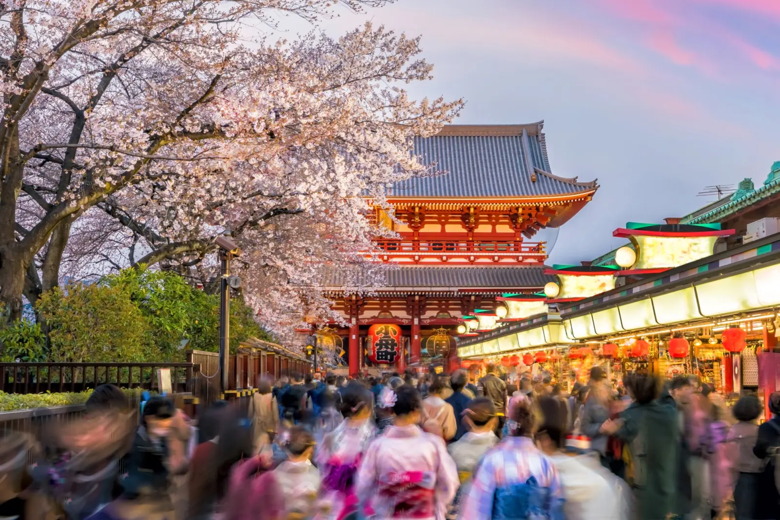 Vue sur un temple japonais avec des gens qui se promènent devant