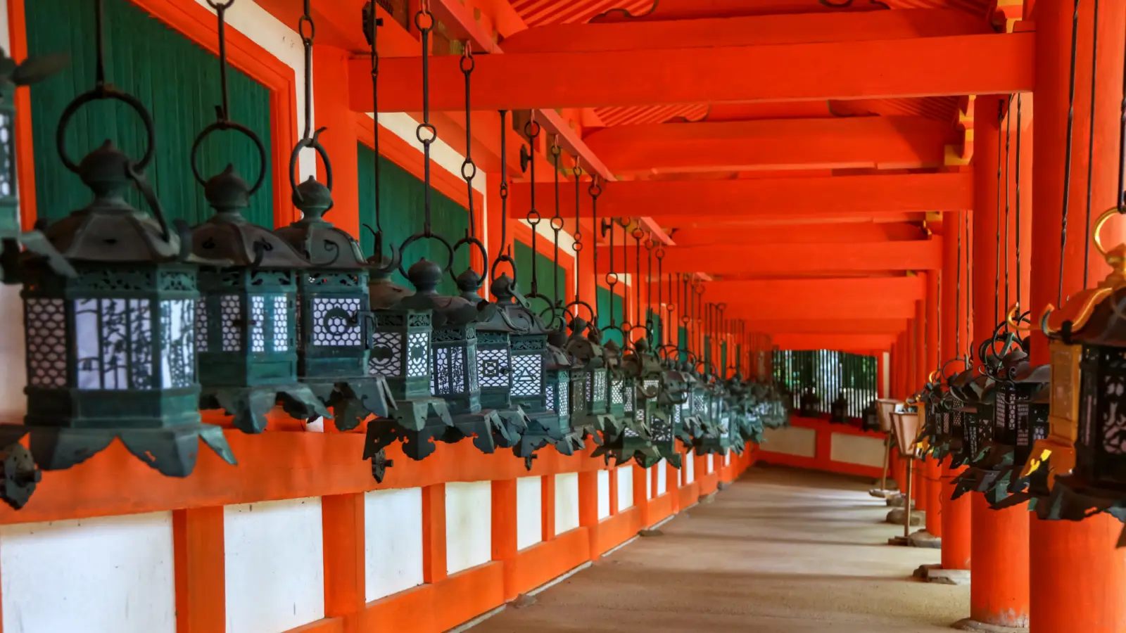 Un sanctuaire aux murs oranges de Kasuga Taisha, situé à Nara, au Japon