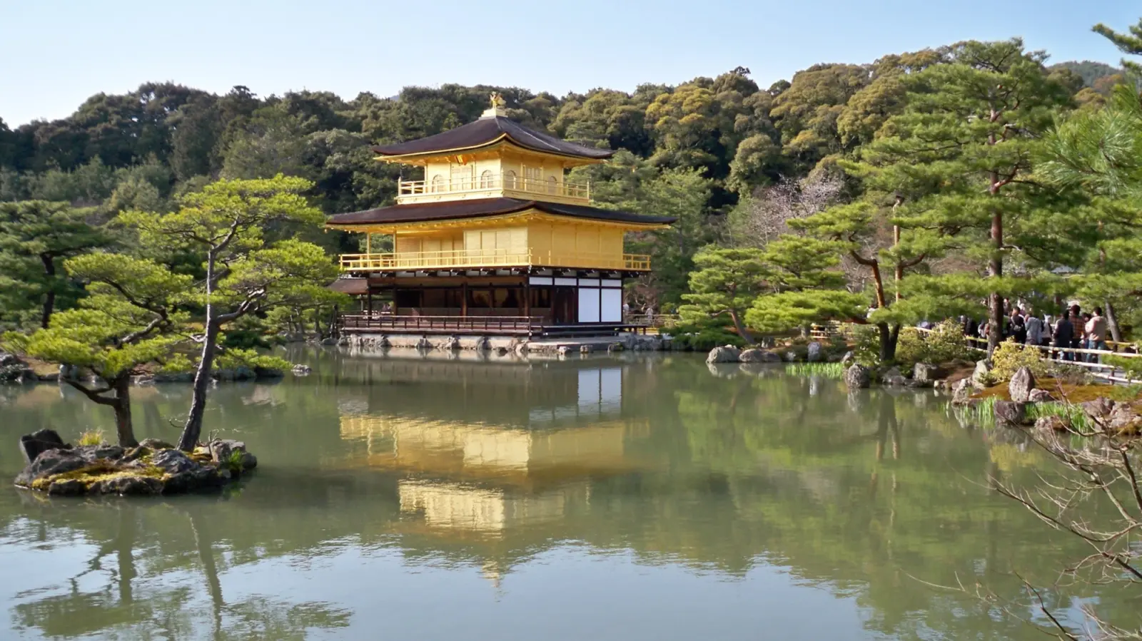Un temple en or situé sur un point d'eau à Kyoto au Japon