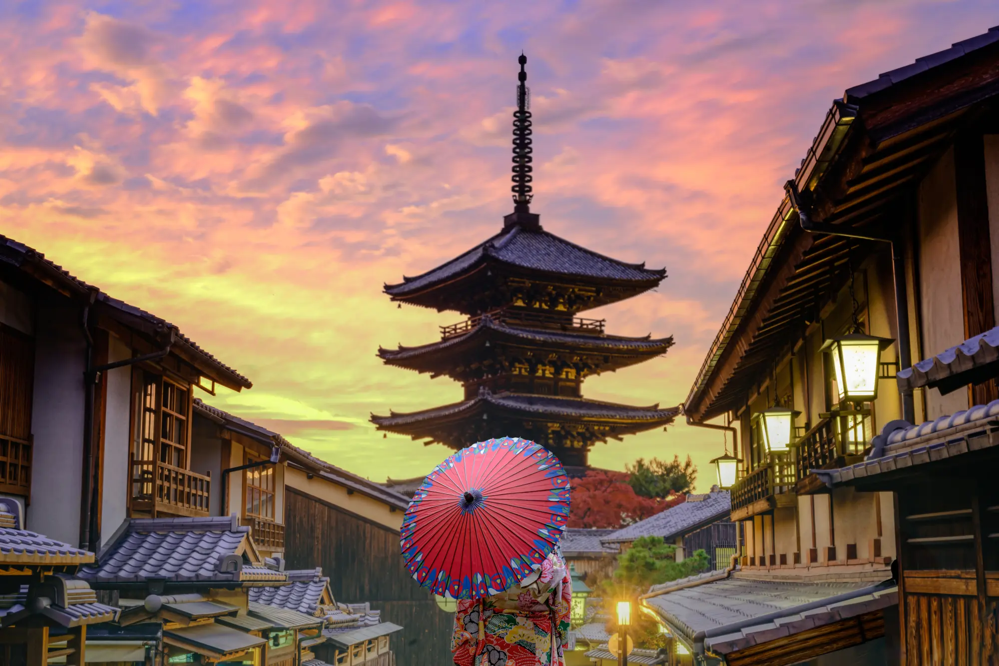 Une Japonaise observant le temple Hokan-ji à Kyoto au Japon