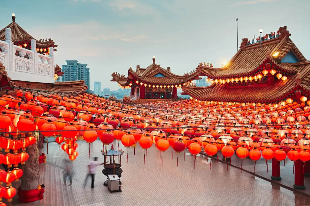 Le temple Thean Hou à Kuala Lumpur, en Malaisie, avec des lanternes oranges