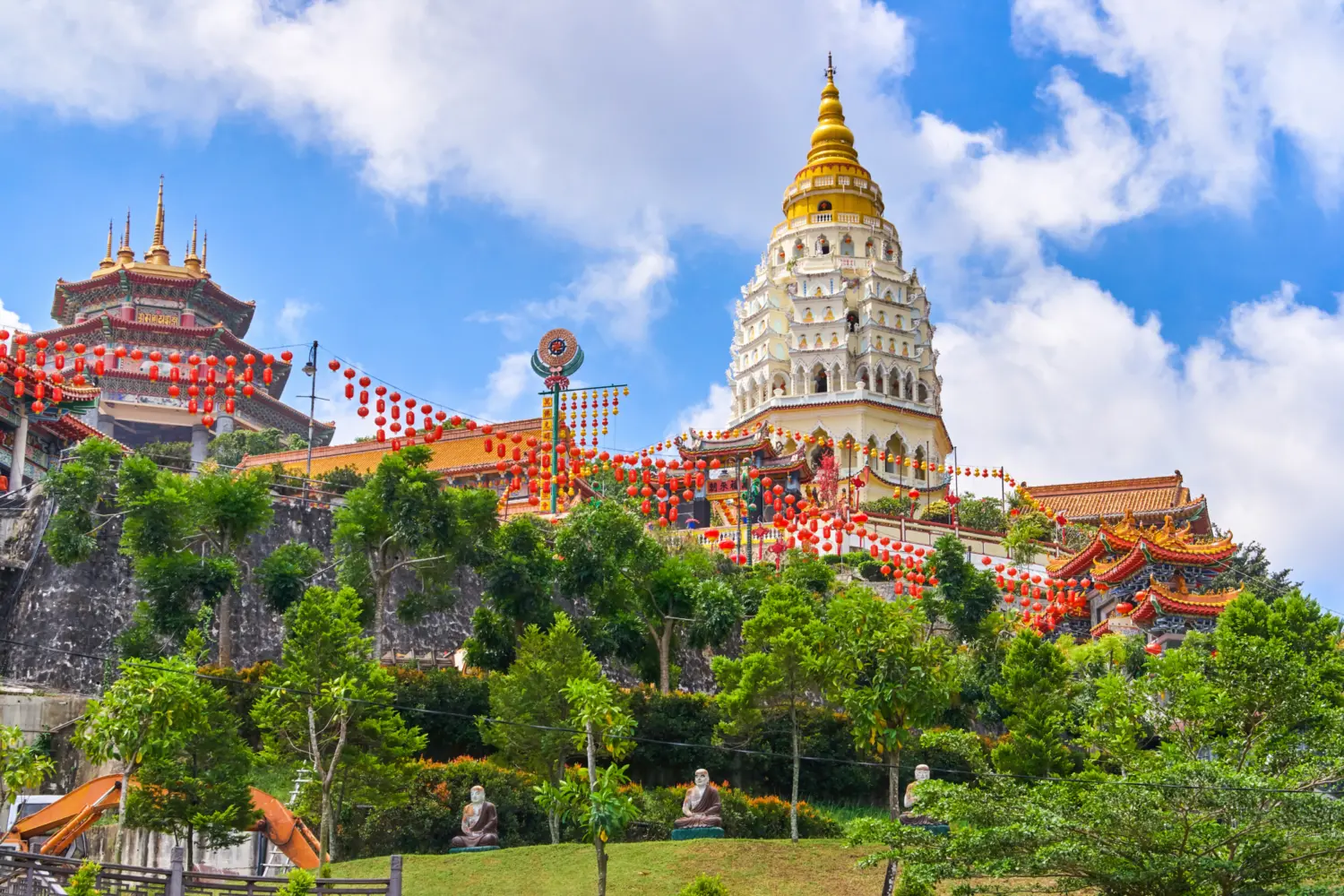 Le temple bouddhiste Kek Lok Si entouré de verdure situé à Penang, en Malaisie