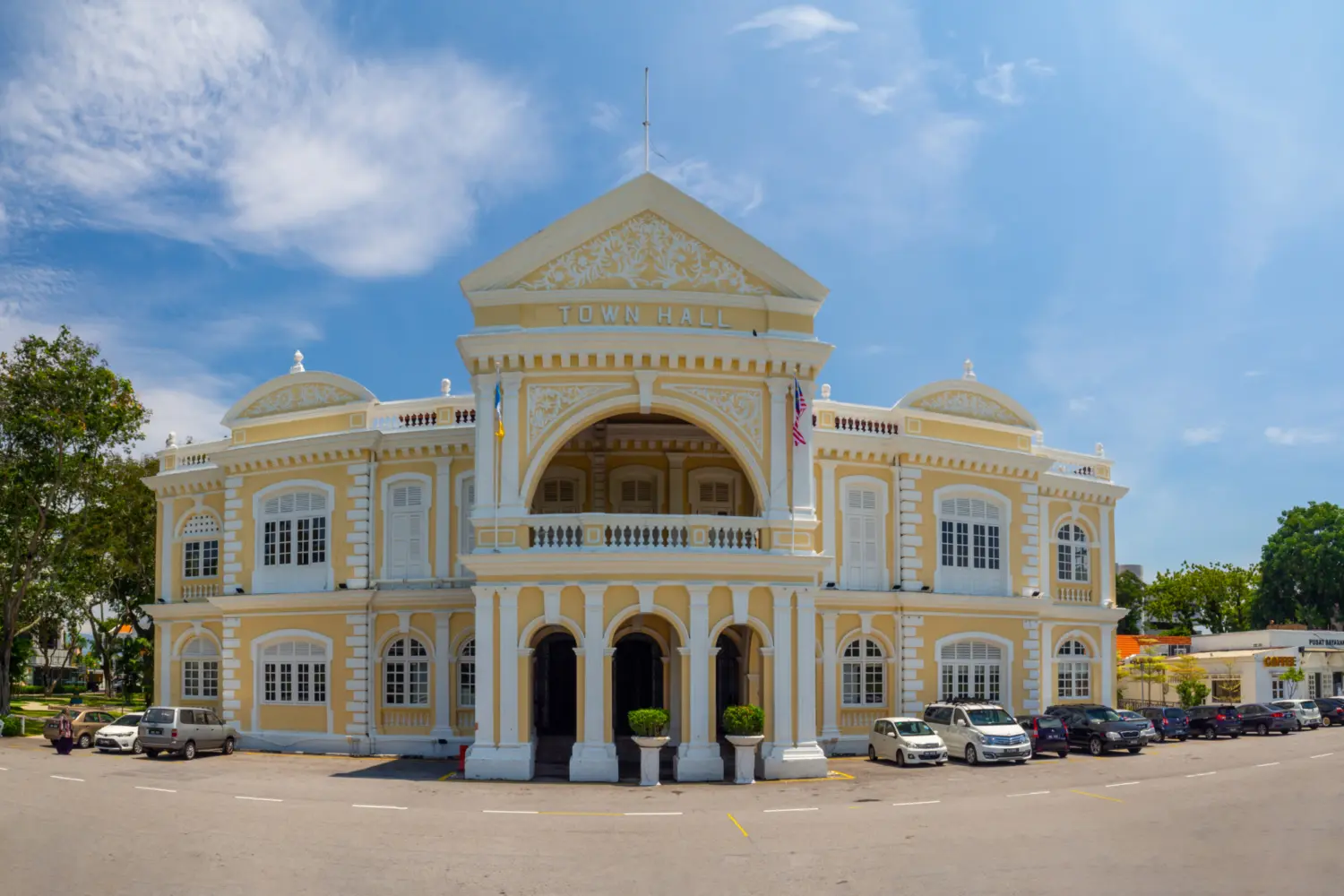 L'hôtel de ville jaune de George Town, situé sur l'île de Penang en Malaisie