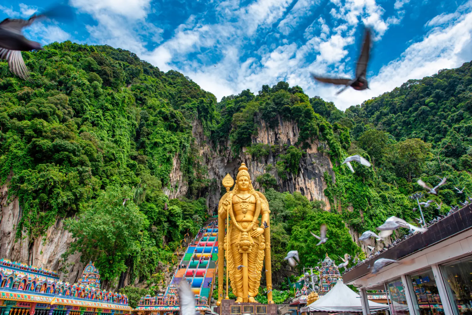 Une statue en or sur le site touristique célèbre des Batu Caves situé près de Kuala Lumpur, en Malaisie.