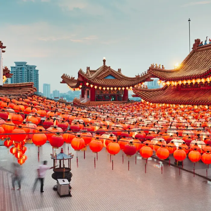 Le temple Thean Hou à Kuala Lumpur, en Malaisie, avec des lanternes oranges