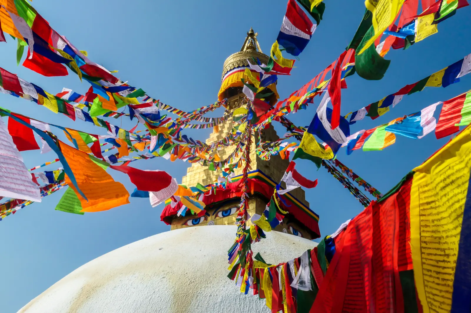 Un temple avec des décorations très colorées à Katmandou, au Népal.