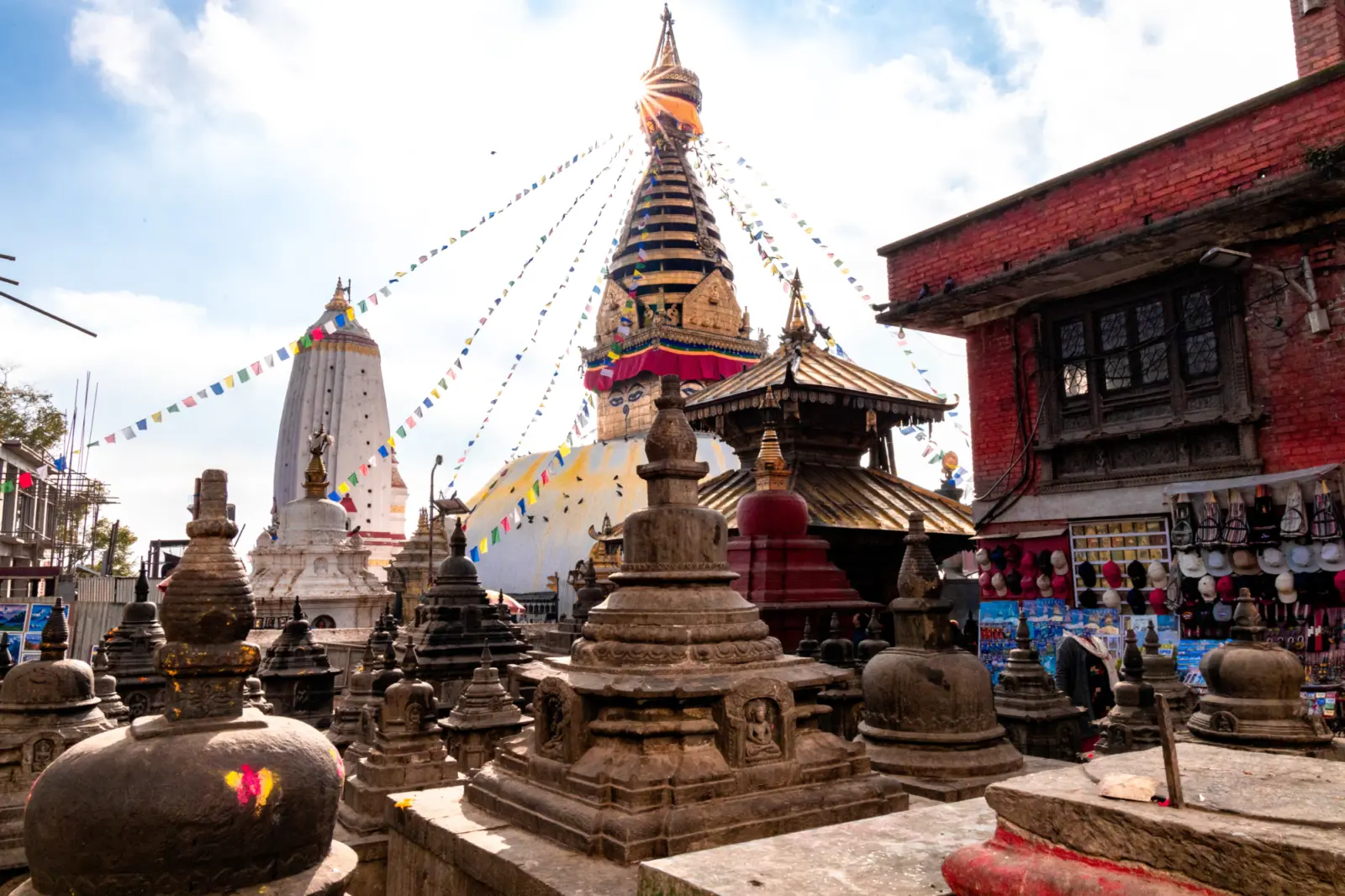 Le complexe religieux bouddhiste de Swayambhunath, aussi connu sous le nom de « Temple des singes », situé à Katmandou, au Népal