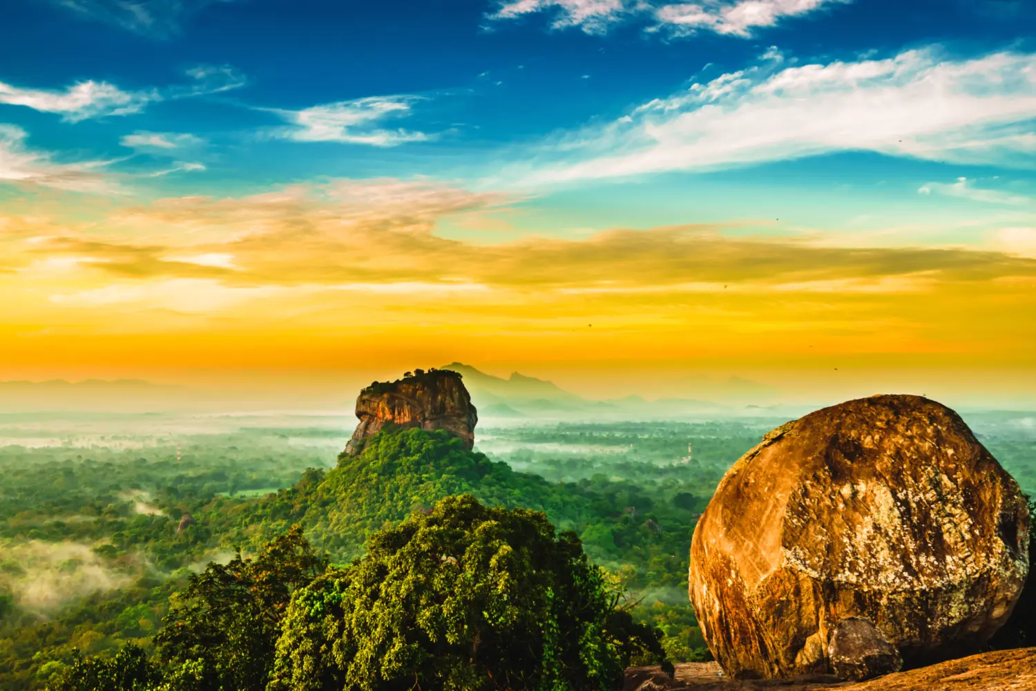 Vue sur deux rochers dans les montagnes verdoyantes au Sri Lanka
