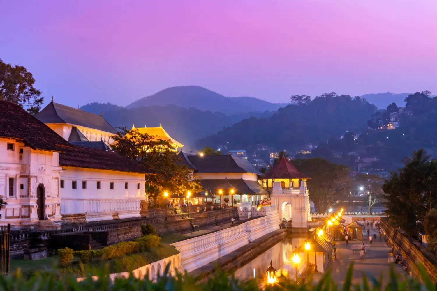 Un temple blanc illuminé en soirée, au Sri Lanka