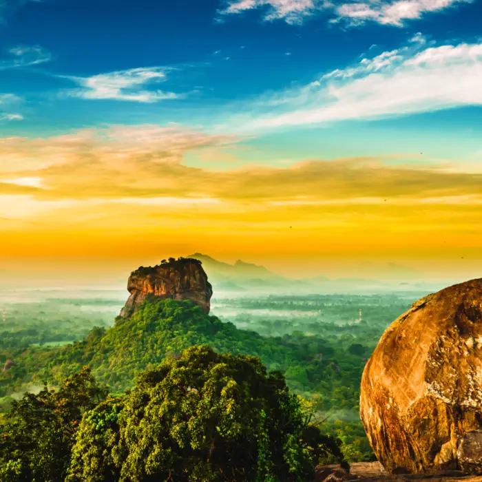 Vue sur deux rochers dans les montagnes verdoyantes au Sri Lanka
