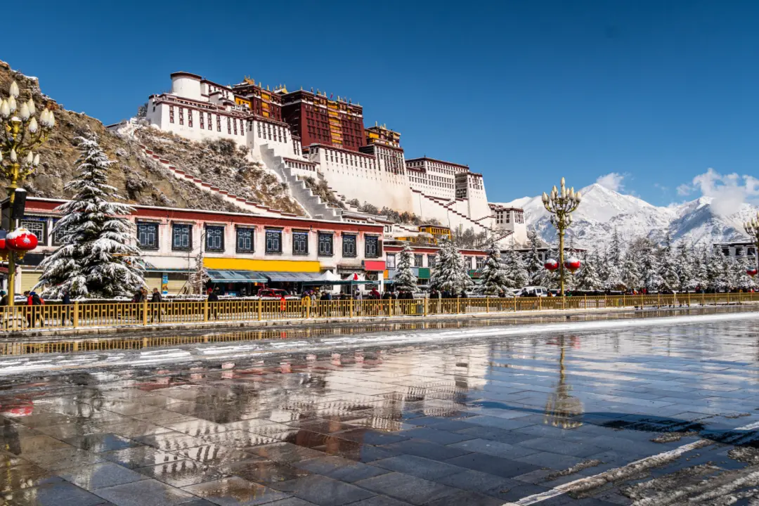 Le majestueux palais du Potala situé à Lhassa, au Tibet, entouré de montagnes enneigées