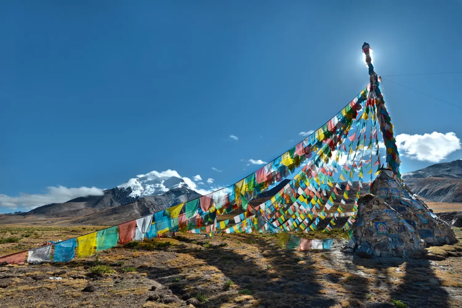 des drapeaux de prière tibétains flottant près du mont Kailash (Gang Rinpoche) au Tibet.