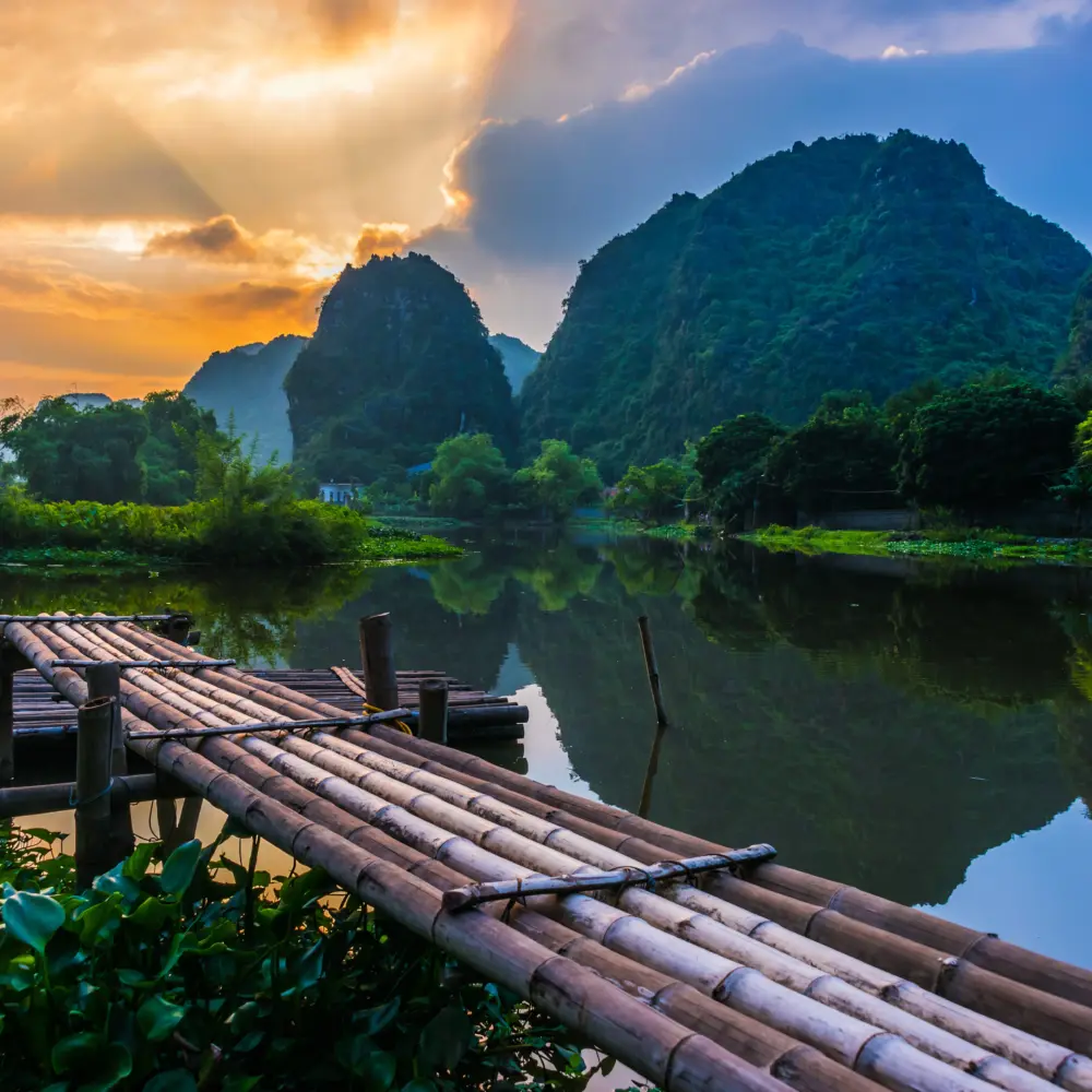 un paysage naturel emblématique au Vietnam, souvent appelé la « Baie d'Halong terrestre »