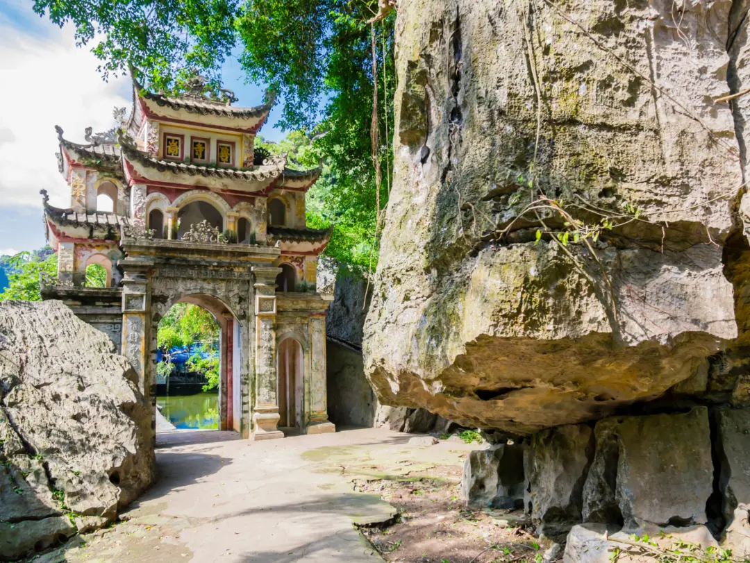 Une arche en pierre, au Vietnam
