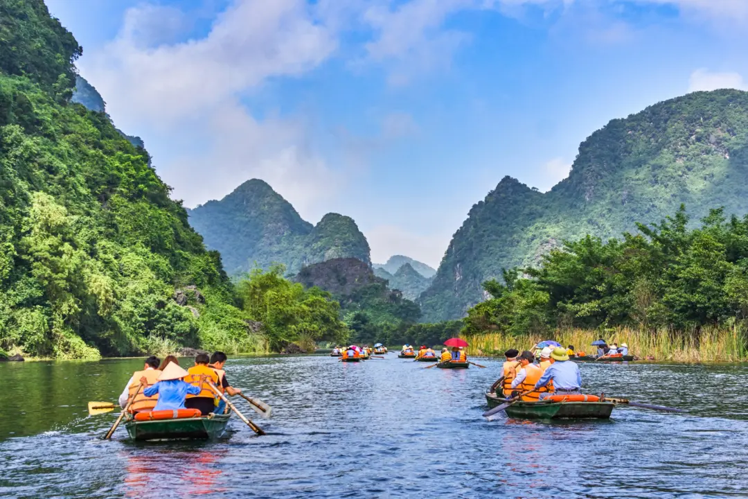 Voyageurs à bord de canots sur les rivières de la Baie d'Halong terrestre