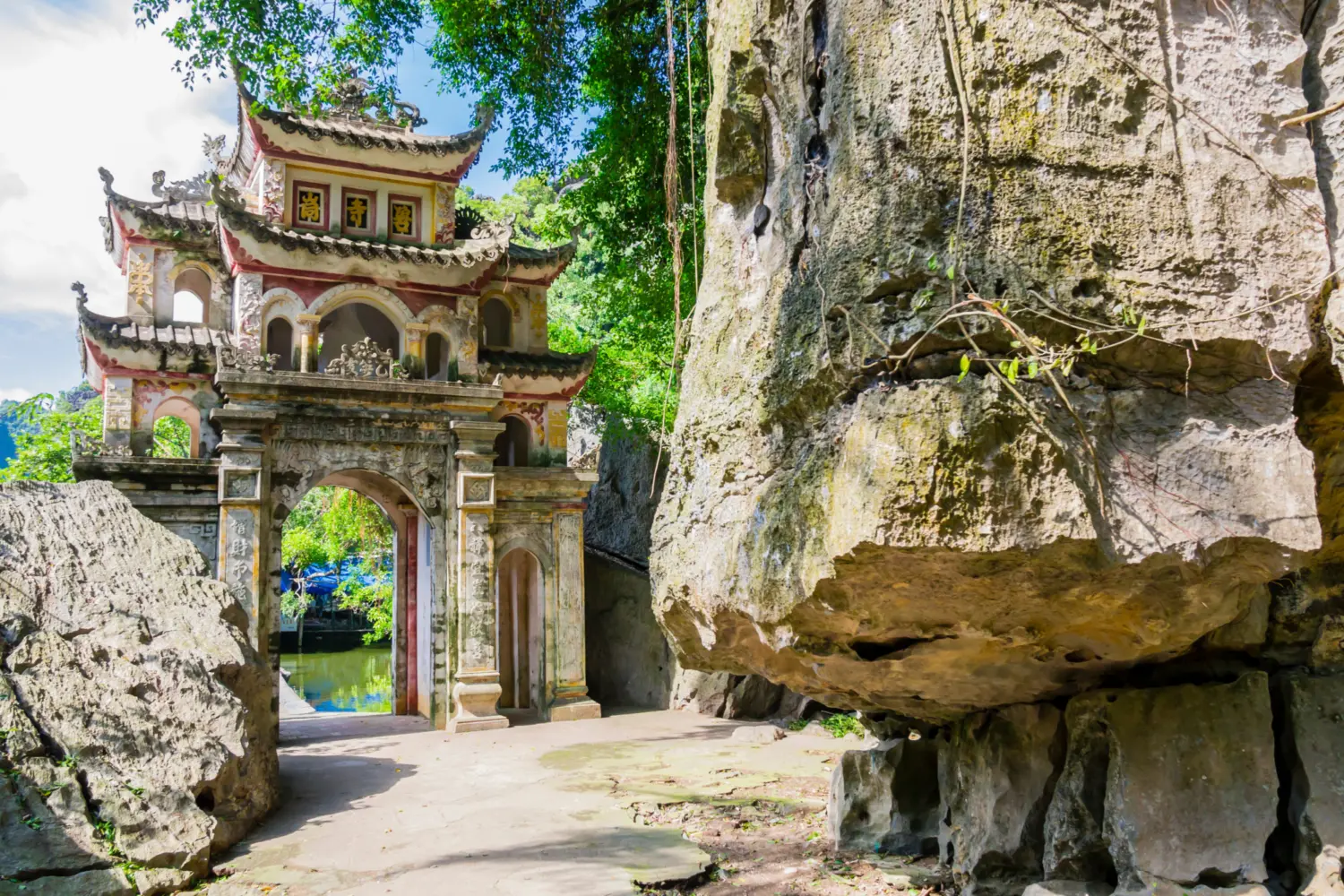 Une arche en pierre, au Vietnam