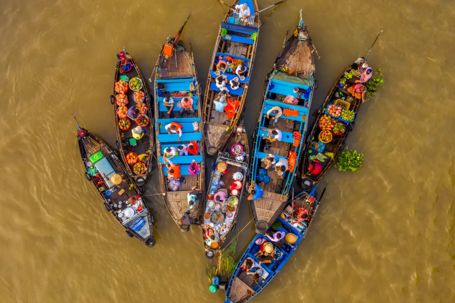 Vue sur des bateaux faisant guise de marché flottant au Vietnam