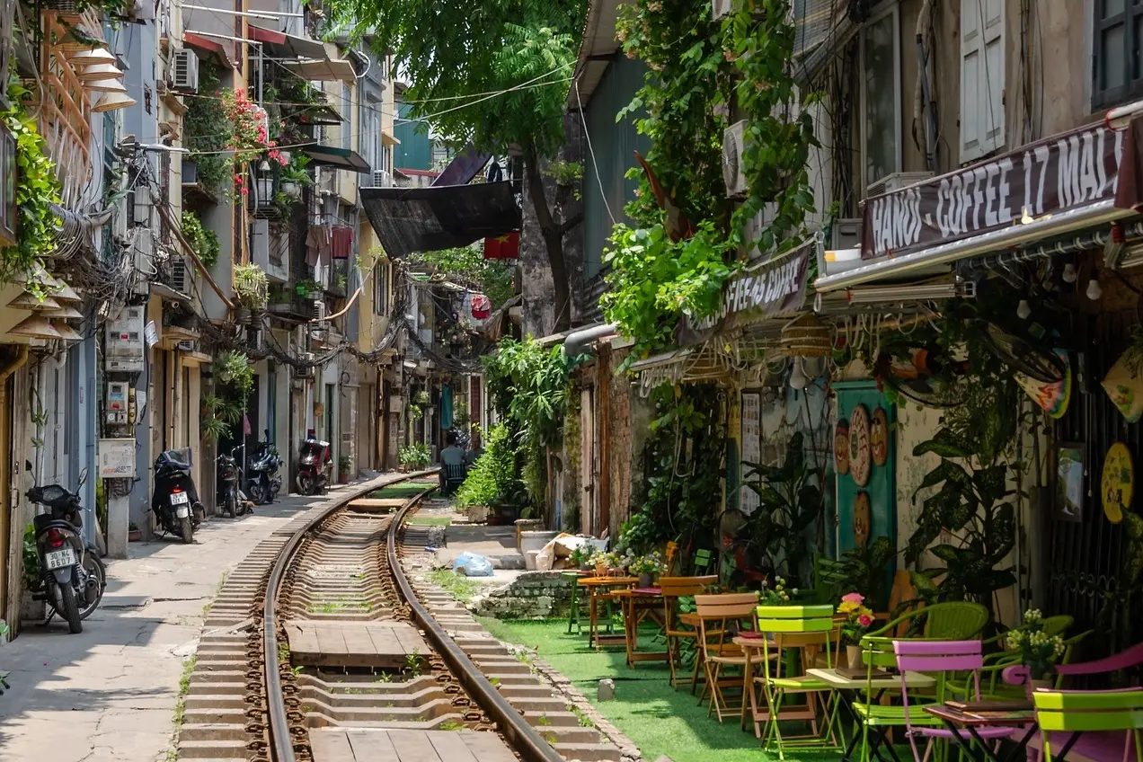 Une rue étroite avec des rails de train dans la ville de Hanoi au Vietnam