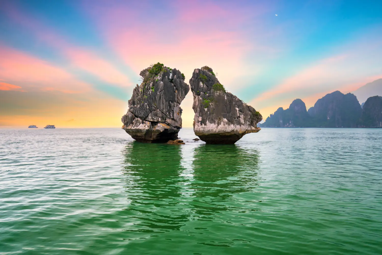 Deux rochers dans la baie d'Halong au Vietnam