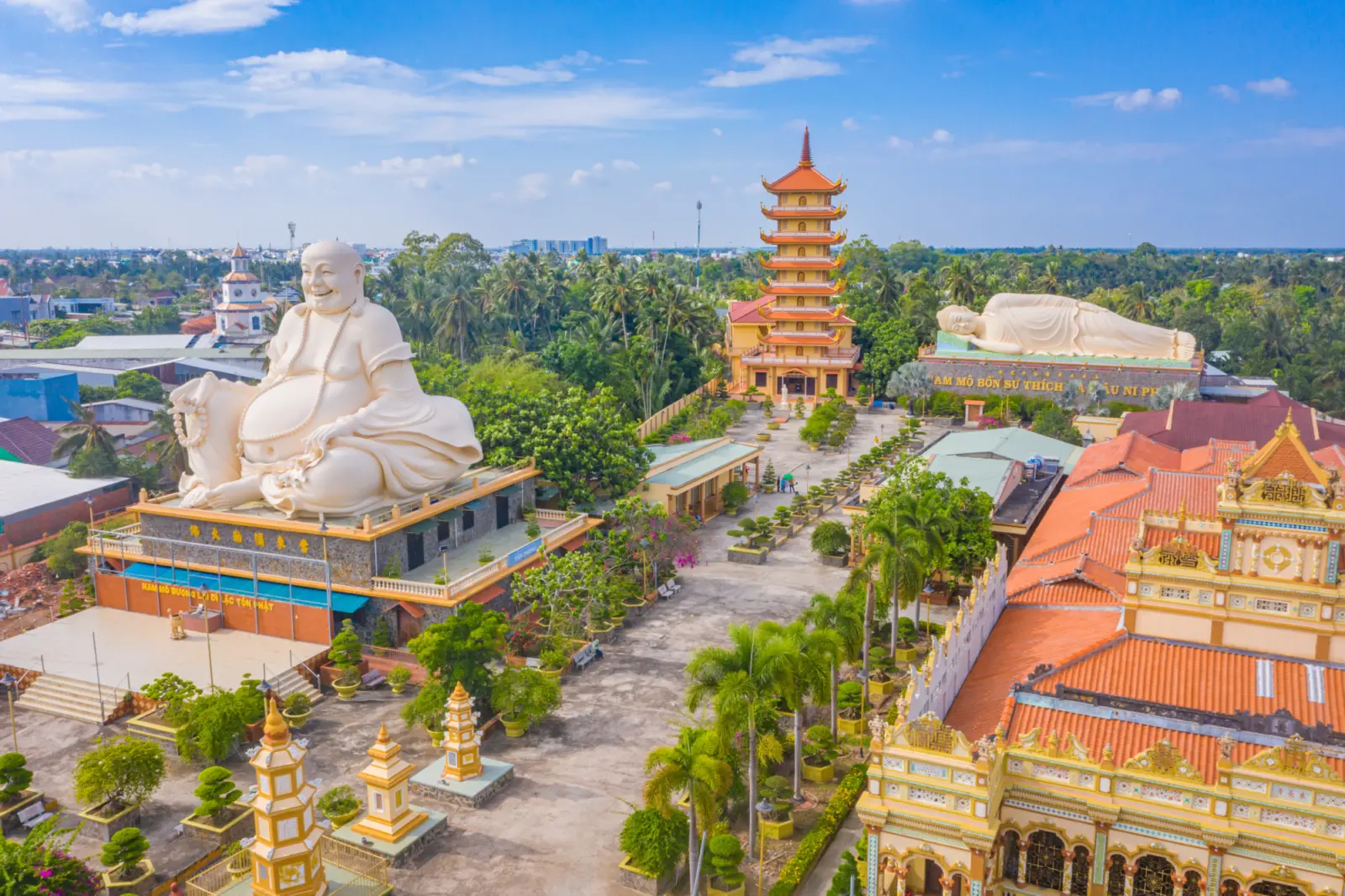 Vue aérienne sur plusieurs temples vietnamiens