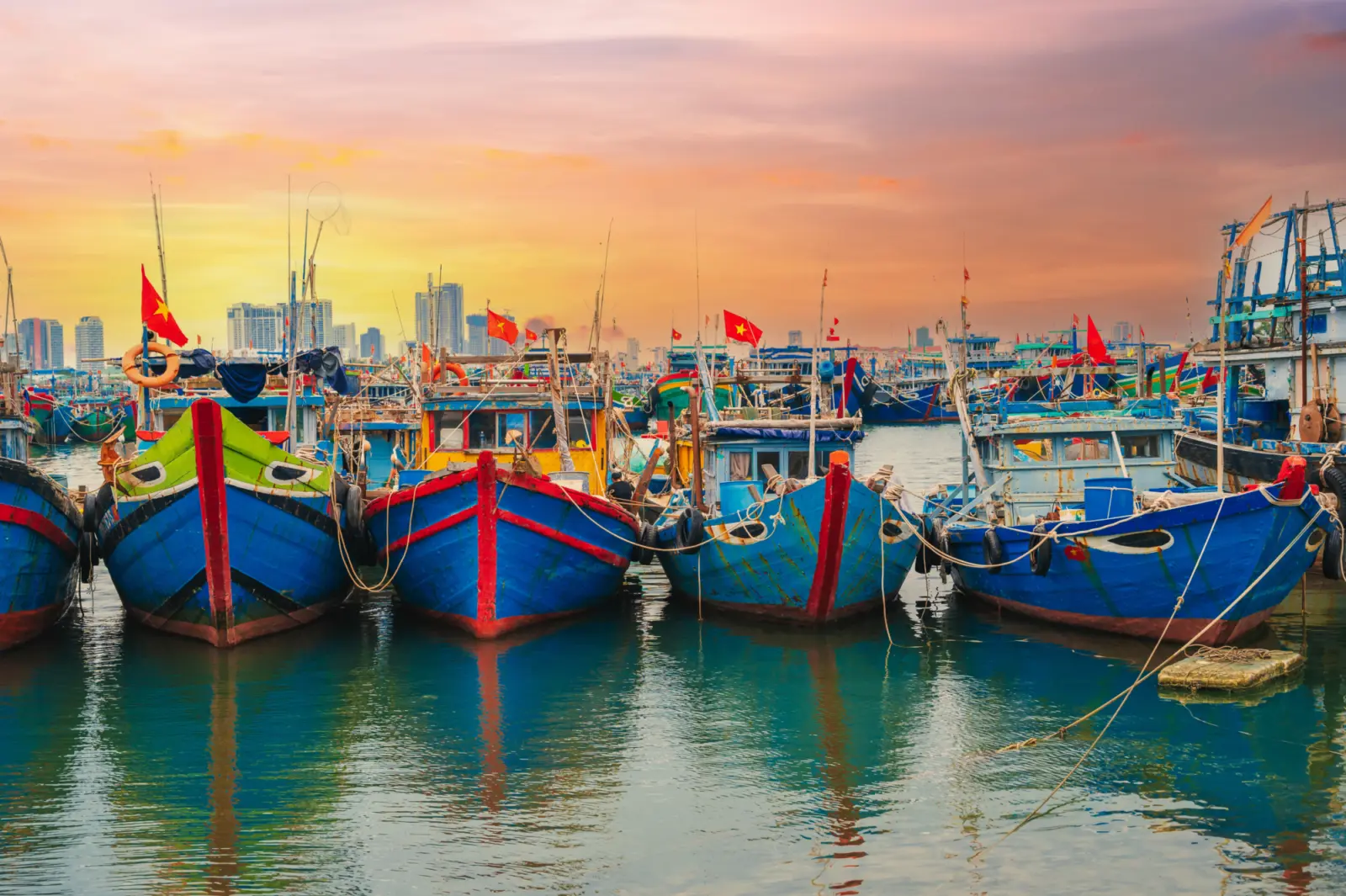 Un port de pêche au coucher du soleil au Vietnam