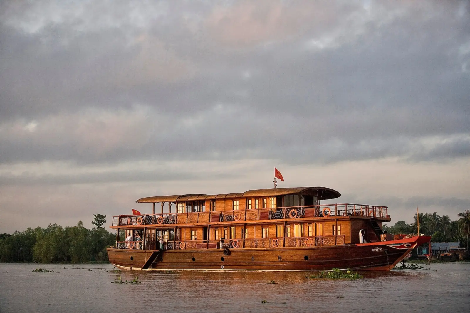 Le bateau Bassac, une jonque de croisière traditionnelle sur le fleuve Mékong, au Vietnam