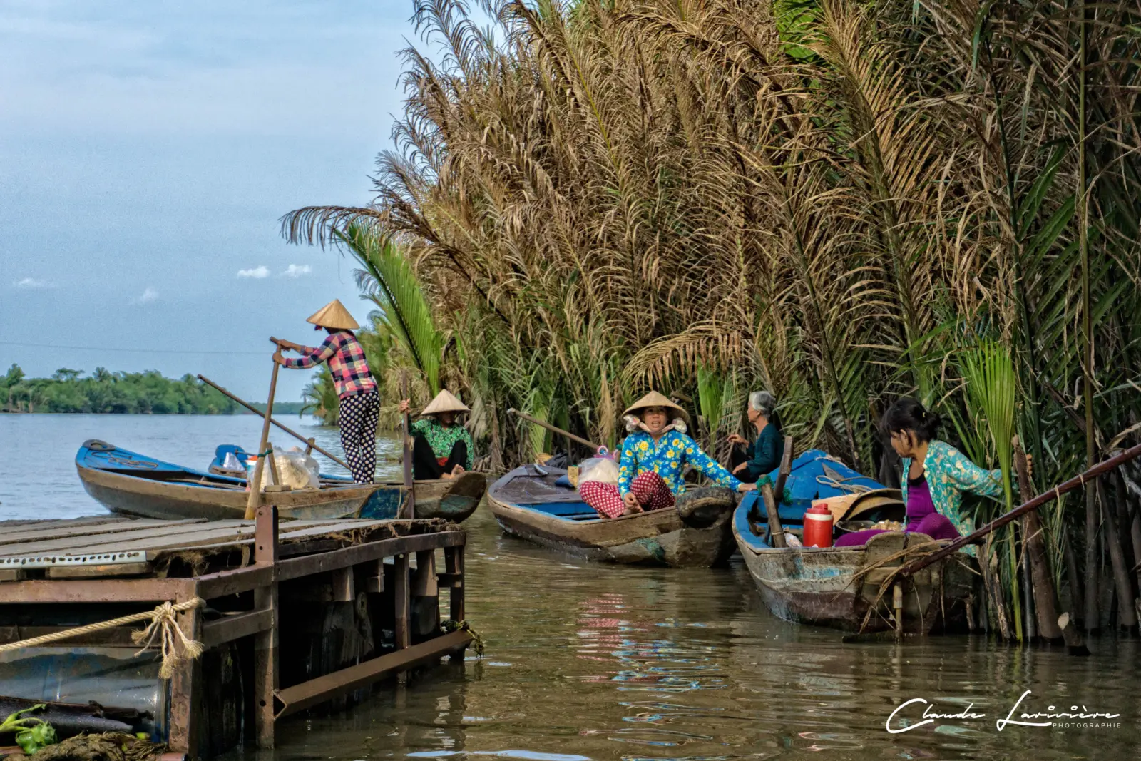 Vue sur des canots dirigés par des femmes au Vietnam