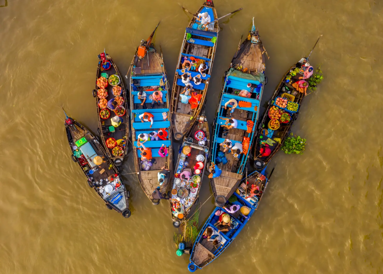 Vue sur des bateaux faisant guise de marché flottant au Vietnam