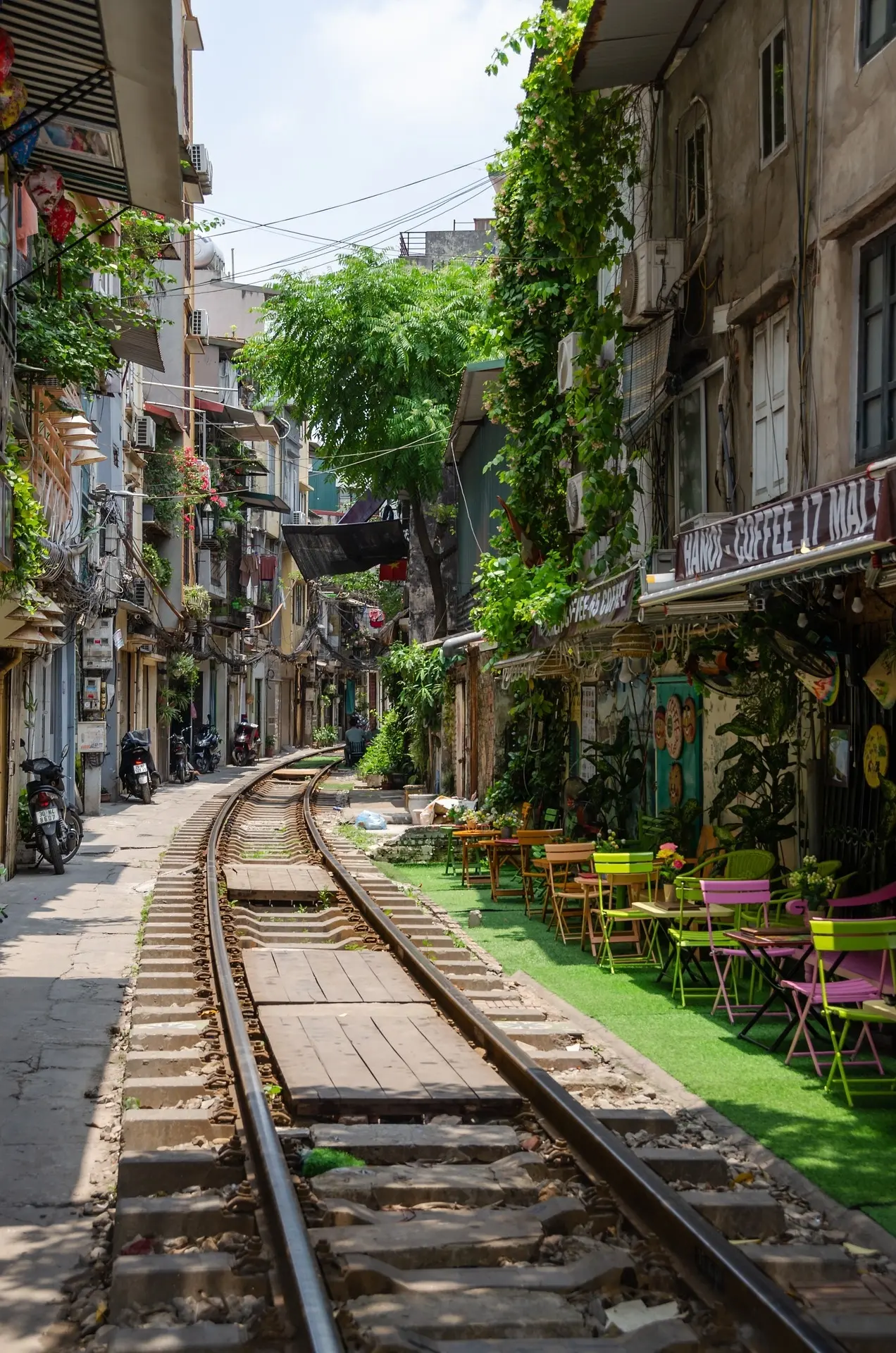 Une rue étroite avec des rails de train dans la ville de Hanoi au Vietnam