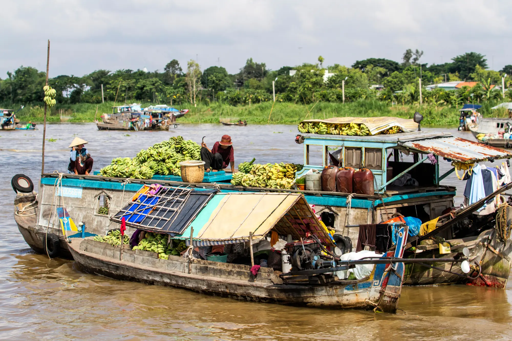 Un marché flottant animé dans le delta du Mékong, au Vietnam