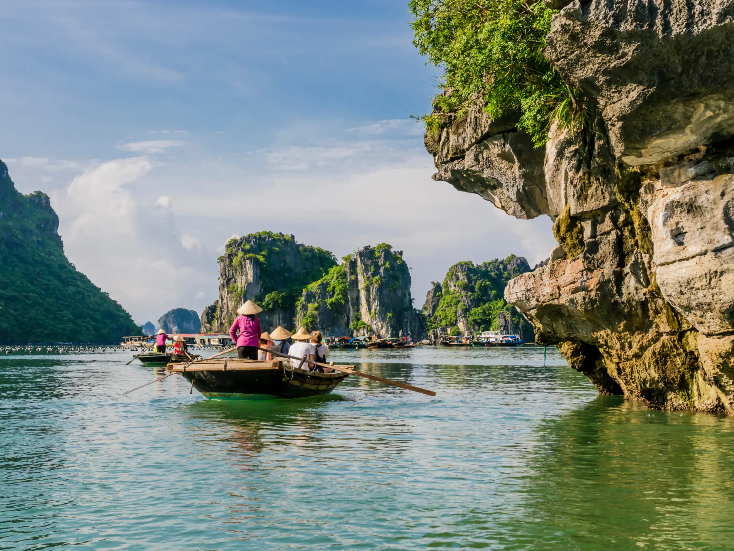 Des chaloupes dans la baie d'Halong au Vietnam