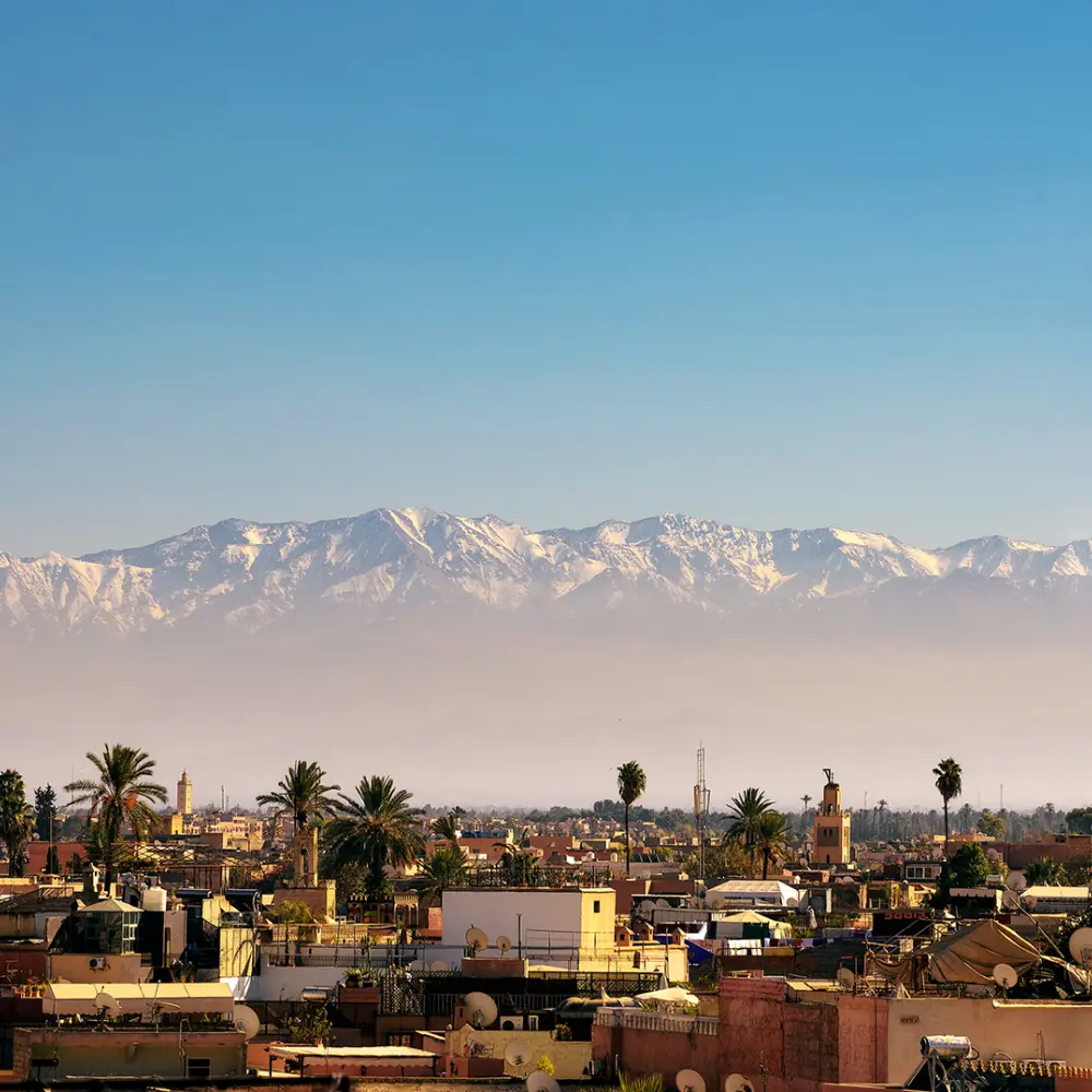 Vue sur Marrakech et la magnifique chaîne de montagnes de l'Atlas en arrière-plan au Maroc