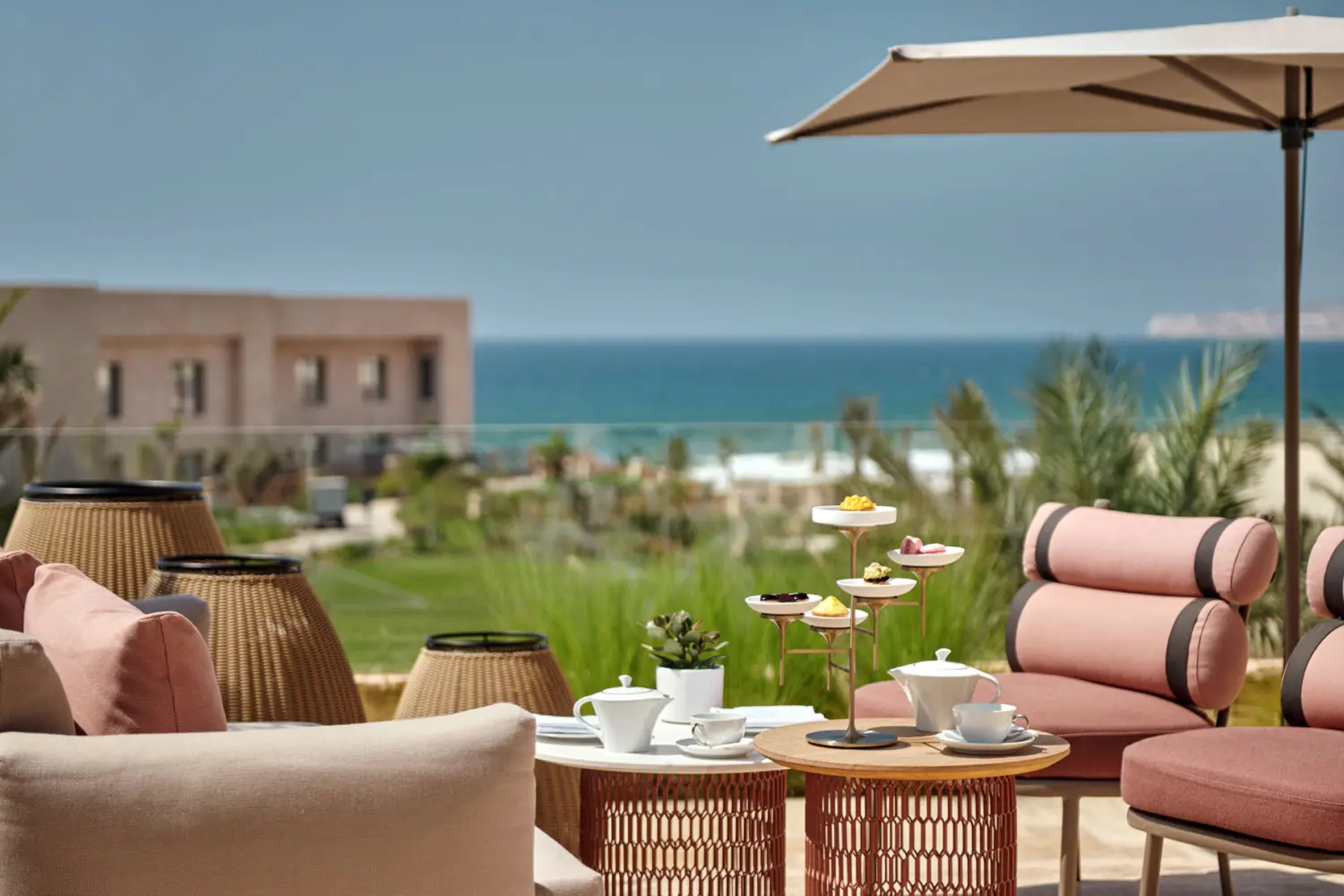 La terrasse de l'un des bars de l'hôtel Fairmont Taghazout, au Maroc, avec la mer en arrière-plan