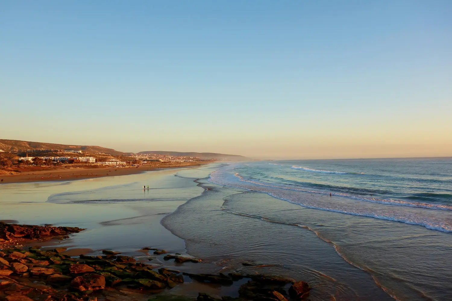 Lever du soleil sur le village côtier de Taghazout dans le Sud du Maroc près d'Agadir