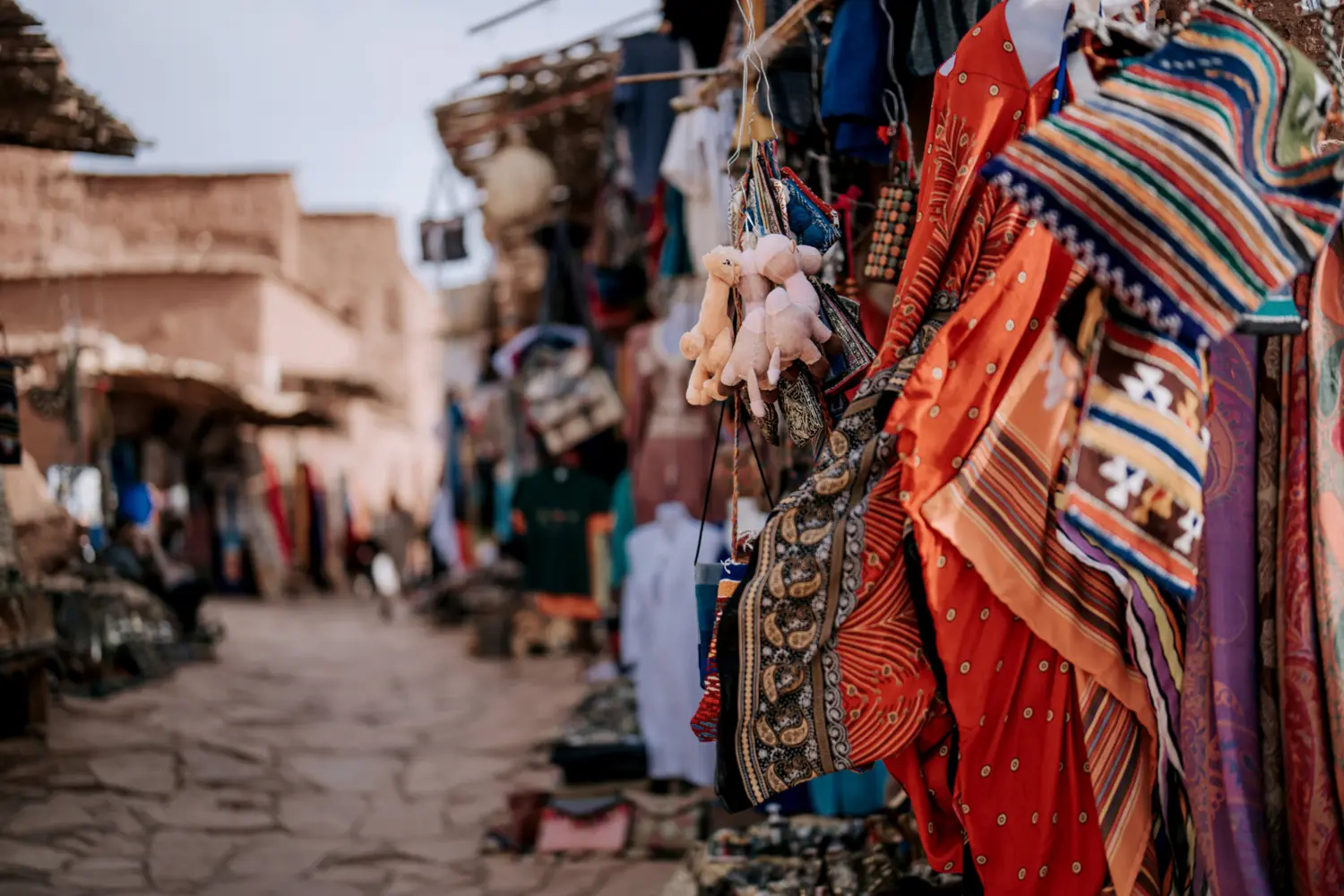 Le marché coloré d'Aït-Ben-Haddou au Maroc
