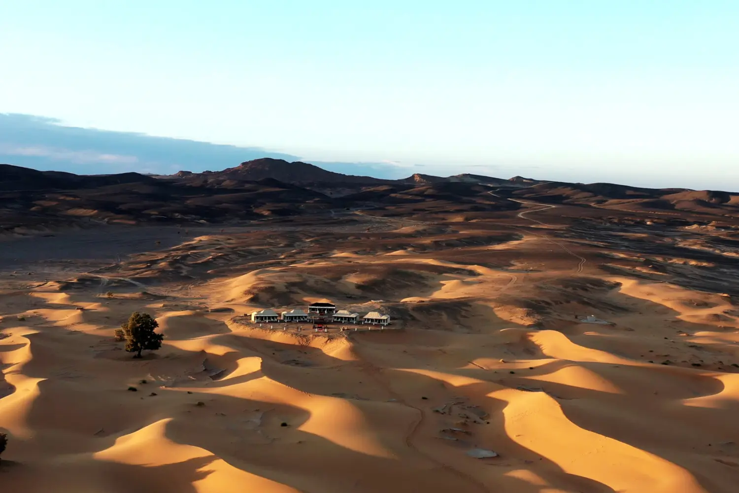 Le magnifique désert du Sahara avec son sable dorée au Maroc